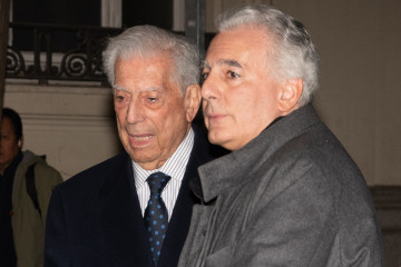 Archivo - El Premio Nobel Mario Vargas Llosa (i) y su hijo, el periodista Álvaro Vargas Llosa, en una foto de archivo.