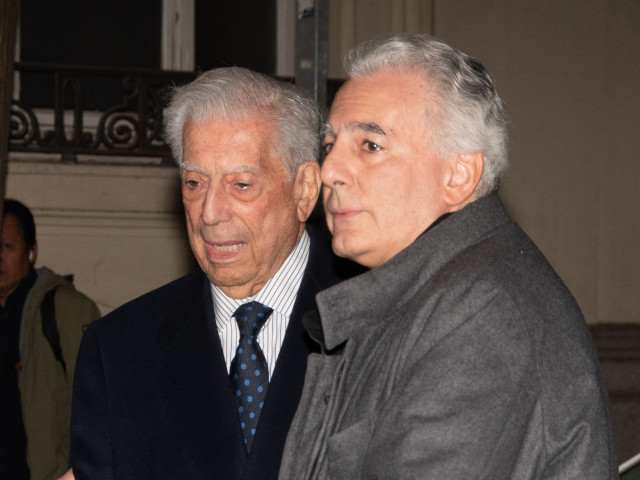 Archivo - El Premio Nobel Mario Vargas Llosa (i) y su hijo, el periodista Álvaro Vargas Llosa, en una foto de archivo.