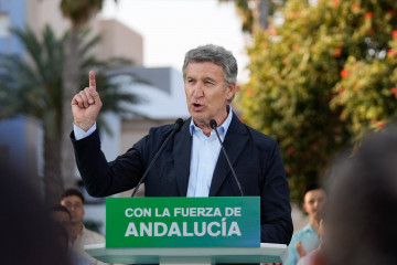 El presidente del Partido Popular, Alberto Núñez Feijóo interviene en el mitin de precampaña de las elecciones andaluzas, a 29 de abril de 2026 en Roquetas de Mar, Almería (Andalucía, España). 