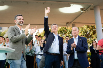 El presidente del Partido Popular, Alberto Núñez Feijóo (c) junto a el candidato por Almería, Ramón Fernández-Pacheco (i), y el alcalde de Roquetas de Mar, Gabriel Amatal (d) en el  mitin de pre