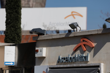 Archivo - Entrada de la sede de ArcelorMittal