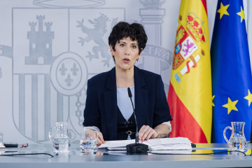 La ministra portavoz, Elma Saiz, durante la rueda de prensa posterior al Consejo de Ministros, a 28 de abril de 2026, en Madrid (España).