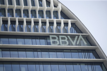 Archivo - Logo de BBVA en 'La Vela', sede el banco en Madrid.