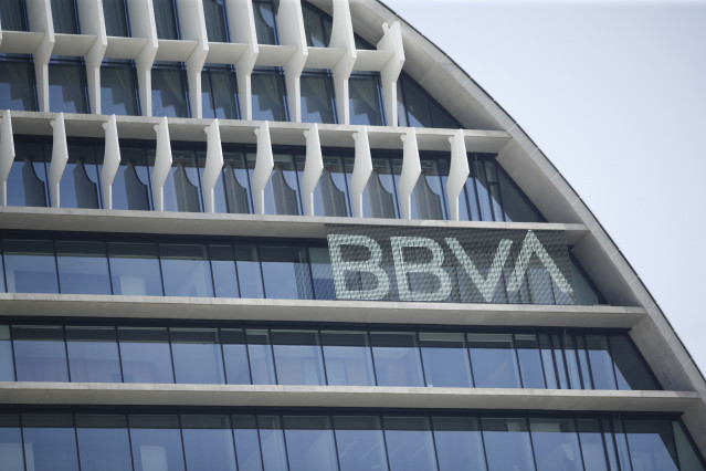 Archivo - Logo de BBVA en 'La Vela', sede el banco en Madrid.