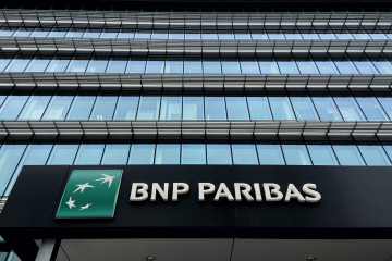 Archivo - Logo y letras de BNP Paribas en la entrada a la sede en Madrid del Banco BNP Paribas en la Calle Hermanos Bécquer nº 3, en Madrid (España) a 10 de febrero de 2020