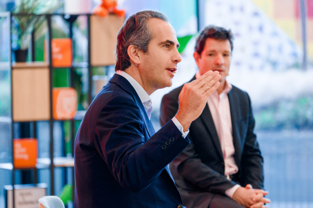 Archivo - El CEO de ING, Alfonso Tolcheff (i), y el director de Banca de Particulares de ING, Javier Montes (d), durante una rueda de prensa, en la sede de ING, a 12 de febrero de 2026, en Madrid (España).