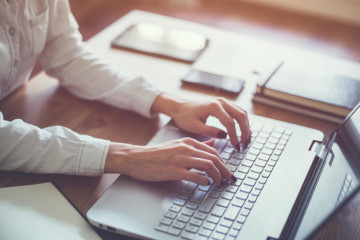 Archivo - Recurso de una mujer escribiendo en un ordenador portátil.