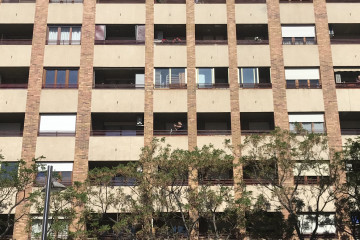 Viviendas, fachada de un edificio con arbolado delante