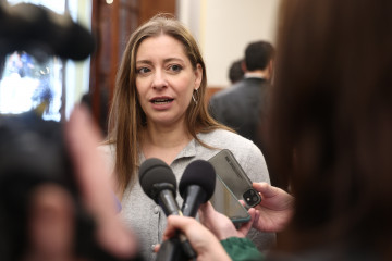 Archivo - La portavoz del PP en el Congreso, Ester Muñoz, atiende a los medios a su llegada a una sesión plenaria, en el Congreso de los Diputados.Archivo.