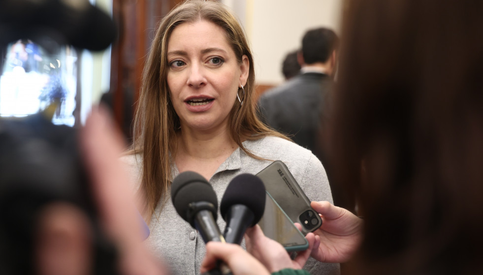 Archivo - La portavoz del PP en el Congreso, Ester Muñoz, atiende a los medios a su llegada a una sesión plenaria, en el Congreso de los Diputados.Archivo.