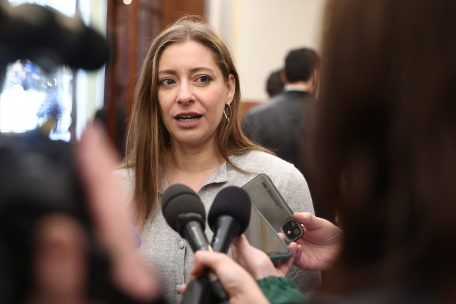 Archivo - La portavoz del PP en el Congreso, Ester Muñoz, atiende a los medios a su llegada a una sesión plenaria, en el Congreso de los Diputados.Archivo.