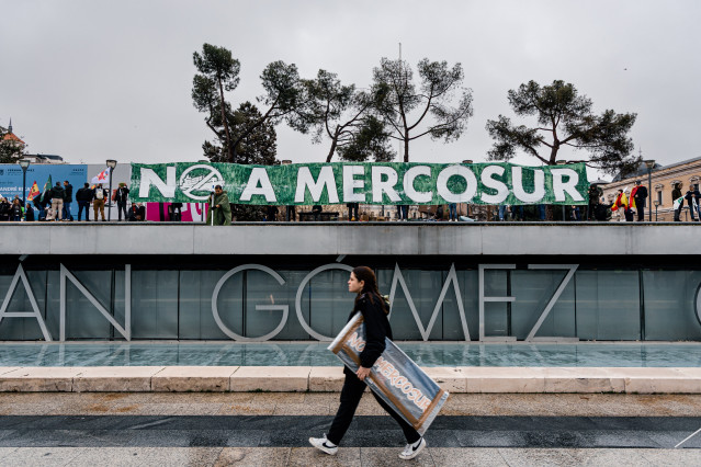 Archivo - Varios manifestantes extienden una pancarta de No a Mercosur en el Teatro Fernán Gómez