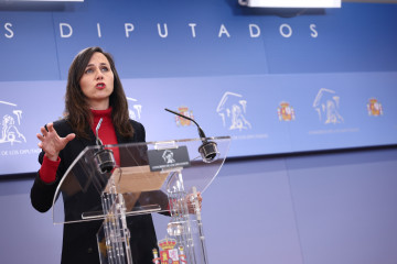 La secretaria general de Podemos, Ione Belarra, durante una rueda de prensa en el Congreso, a 14 de abril de 2026, en Madrid (España).