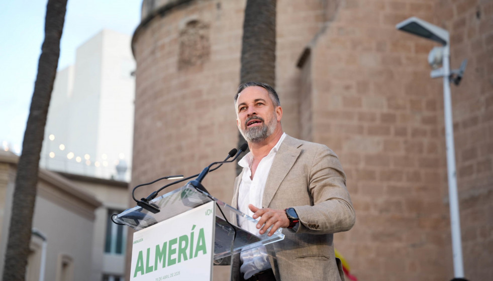 El presidente de VOX, Santiago Abascal, junto con el candidato de VOX a la presidencia de Andalucía, Manuel Gavira, clausura el acto de precampaña en Almería. En Almería, a 25 de abril de 2026.