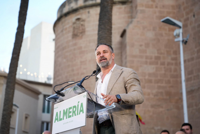 El presidente de VOX, Santiago Abascal, junto con el candidato de VOX a la presidencia de Andalucía, Manuel Gavira, clausura el acto de precampaña en Almería. En Almería, a 25 de abril de 2026.
