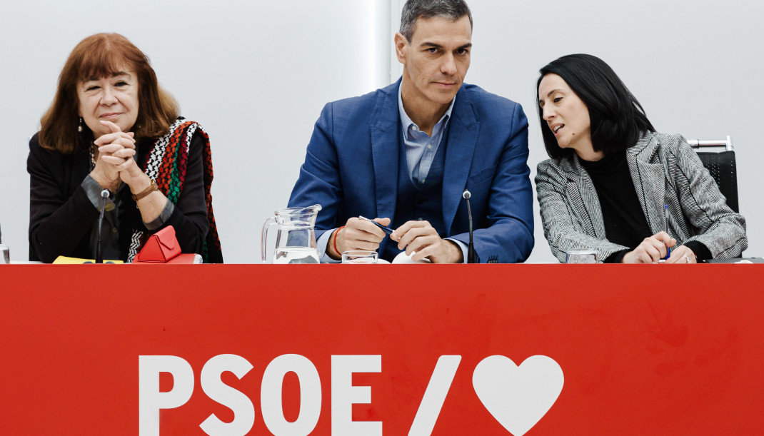 Archivo - La presidenta del PSOE, Cristina Narbona, el presidente del Gobierno, Pedro Sánchez, y la Secretaria de Organización del PSOE, Rebeca Torró Soler, durante una reunión de la Comisión Eje