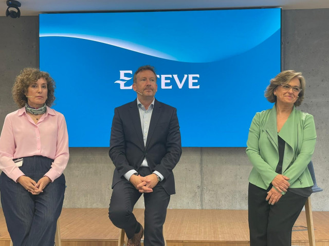 El consejero delegado de Esteve, Staffan Schüberg, la directora financiera de la compañía, Roser Gomila, y la responsable de Comunicación y PA, Maria Àngels Val