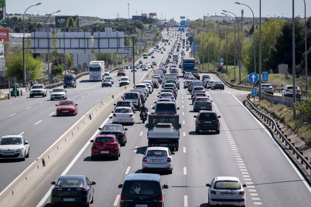Decenas de vehículos durante la operación salida
