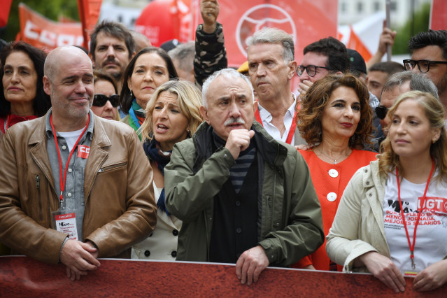 Archivo - En la primera fila, el secretario general de CCOO, Unai Sordo (i) y el secretario general de UGT, Pepe Álvarez (c); en la segunda fila, la vicepresidenta segunda y ministra de Trabajo, Yolanda Díaz (c) y la vicepresidenta primera y ministra de H