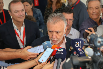 Archivo - El secretario general del PSOE Canarias y presidente del Gobierno de Canarias y candidato a la reelección, Ángel Víctor Torres, ofrece declaraciones tras votar en el Centro de Atención a