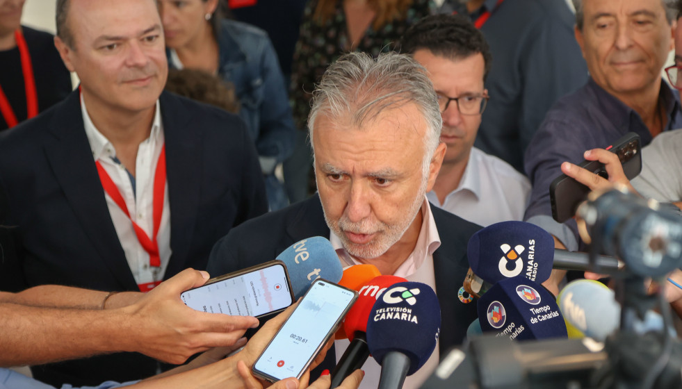 Archivo - El secretario general del PSOE Canarias y presidente del Gobierno de Canarias y candidato a la reelección, Ángel Víctor Torres, ofrece declaraciones tras votar en el Centro de Atención a