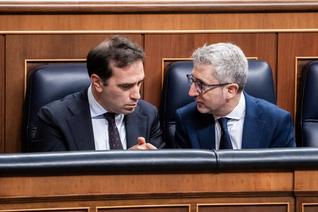 El vicepresidente y ministro de Economía, Carlos Cuerpo y el ministro de Hacienda, Arcadi España, durante una sesión plenaria en el Congreso, a 29 de abril de 2026, en Madrid (España).