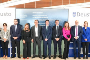 Ponentes y expertos del III Encuentro organizado por el clúster financiero vasco Basquefik en Bilbao