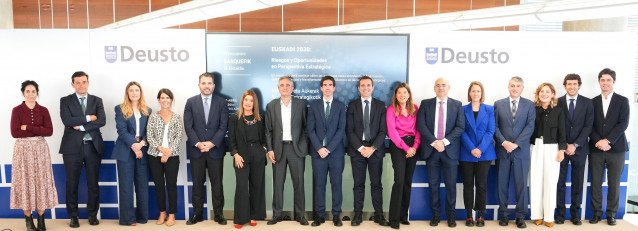 Ponentes y expertos del III Encuentro organizado por el clúster financiero vasco Basquefik en Bilbao