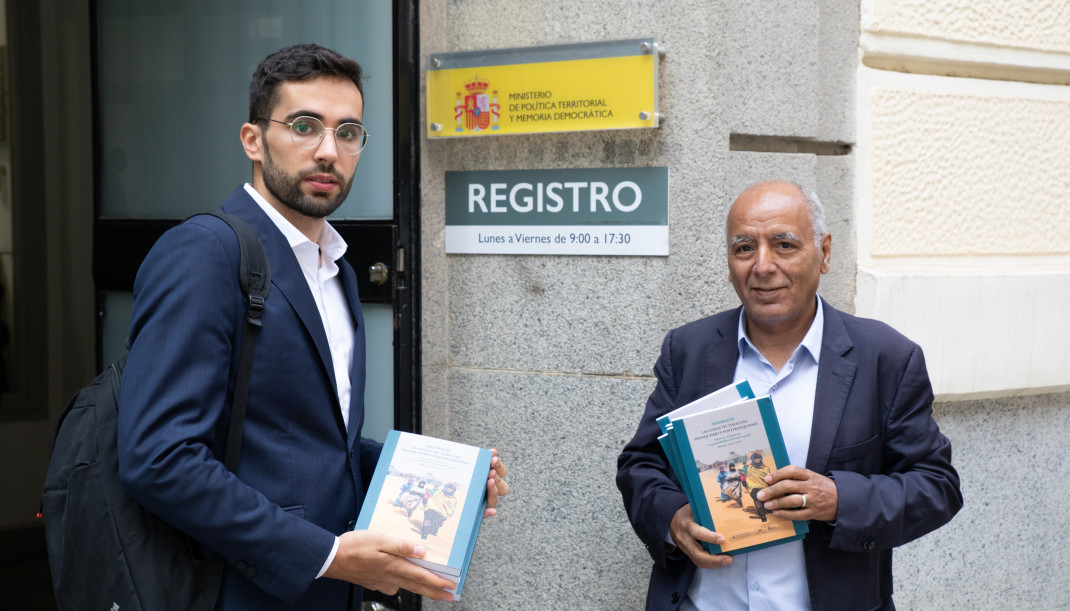El representatne de CEAS-Sahara Gonzalo de Grado y el presidente de AFAPREDESA, Abdeslam Omar Lahsen, en el Ministerio Política Territorial y Memoria Democrática.
