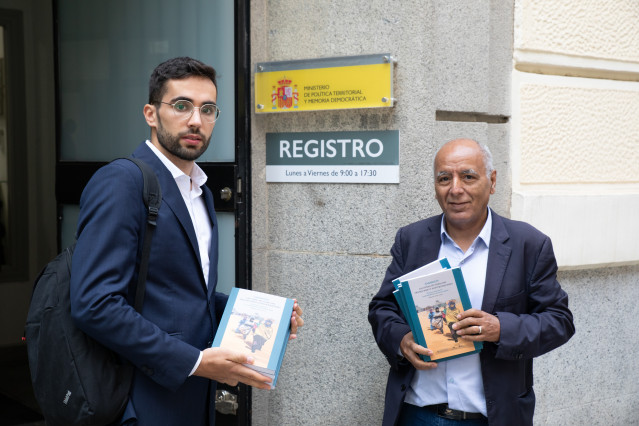El representatne de CEAS-Sahara Gonzalo de Grado y el presidente de AFAPREDESA, Abdeslam Omar Lahsen, en el Ministerio Política Territorial y Memoria Democrática.