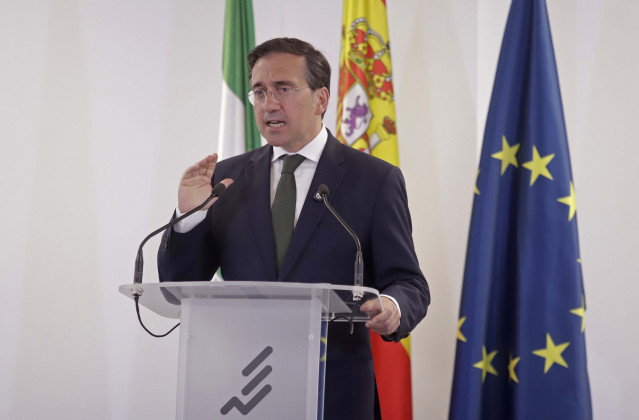 El ministro de Asuntos Exteriores, Unión Europea y Cooperación, José Manuel Albares, ofrece una rueda de prensa a 23 de abril de 2026 en Algeciras, Cádiz (Andalucía, España).