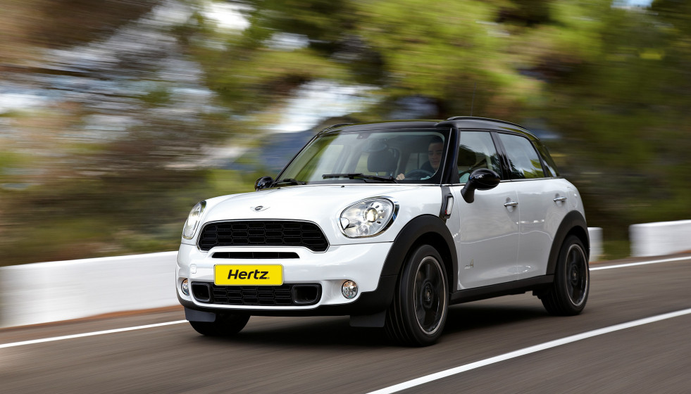 Archivo - Coche Hertz