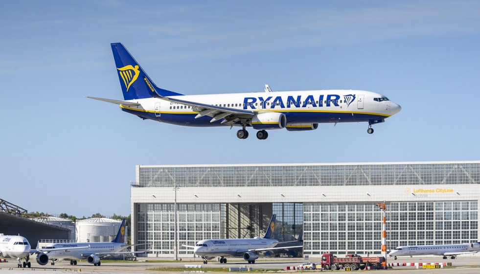 Archivo - Avión de Ryanair