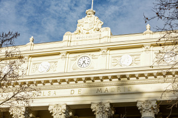 Archivo - Reloj de la fachada exterior del Palacio de la Bolsa de Madrid, en la Plaza de la Lealtad, nº1 de Madrid (España).