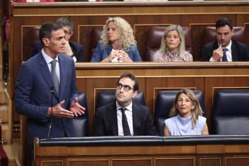 El presidente del Gobierno, Pedro Sánchez, el vicepresidente y ministro de Economía, Carlos Cuerpo, y la vicepresidenta segunda y ministra de Trabajo, Yolanda Díaz, durante una sesión plenaria en 