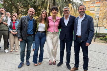 La ministra y portavoz, Elma Saiz, participa en el acto de inicio de campaña del PSOE de Málaga junto al secretario general y candidato a las elecciones andaluzas, Josele Aguilar.