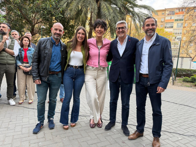 La ministra y portavoz, Elma Saiz, participa en el acto de inicio de campaña del PSOE de Málaga junto al secretario general y candidato a las elecciones andaluzas, Josele Aguilar.