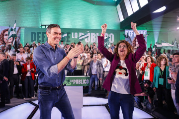 El secretario general del PSOE y presidente del Gobierno, Pedro Sánchez, durante un acto de campaña por el 17M en el Colegio Mayor La Asunción de Córdoba junto a la secretaria general del PSOE-A, 