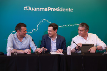 El presidente del PP de Andalucía, Juanma Moreno (c), el candidato número uno por Cádiz, Antonio Sanz (d), y el alcalde de Cádiz, Bruno García (i), durante un acto del PP.