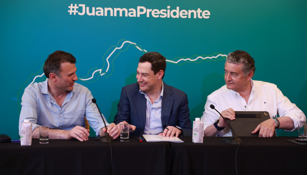 El presidente del PP de Andalucía, Juanma Moreno (c), el candidato número uno por Cádiz, Antonio Sanz (d), y el alcalde de Cádiz, Bruno García (i), durante un acto del PP.