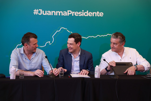 El presidente del PP de Andalucía, Juanma Moreno (c), el candidato número uno por Cádiz, Antonio Sanz (d), y el alcalde de Cádiz, Bruno García (i), durante un acto del PP.