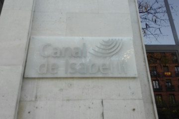 Archivo - Imagen de recurso de la fachada de la sede del Canal de Isabel II en calle Santa Engracia.