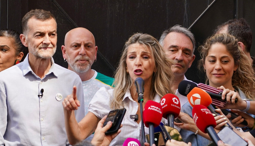 La vicepresidenta segunda del Gobierno y ministra de Trabajo, Yolanda Díaz, atiende a los medios antes del inicio la manifestación del Primero de Mayo con motivo del Día del Trabajo, celebrada en M