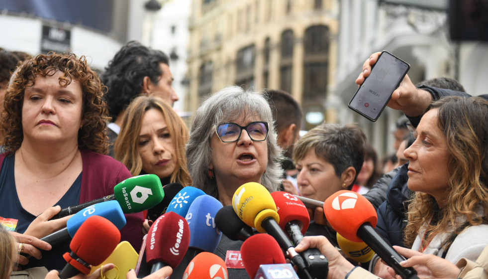 Archivo - Imagen de archivo de la secretaria de CCOO de la Comunidad de Madrid, Paloma López, ofreciendo declaraciones a los medios durante la manifestación por el Día del Trabajador junto a su hom