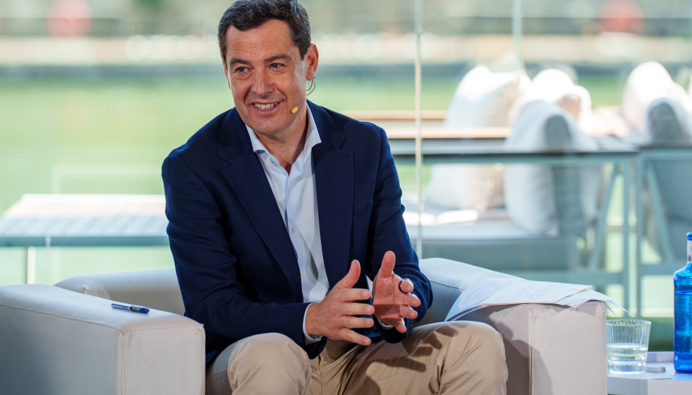 El presidente del PP de Andalucía y candidato a la reelección a la Junta, Juanma Moreno, participa en el acto electoral ‘Diálogo Estratégico. La Nueva Andalucía’. A 1 de mayo de 2026 en Sevil