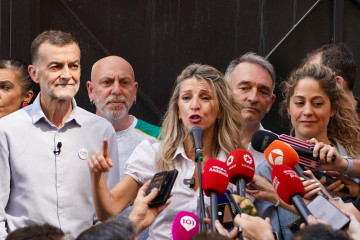 La vicepresidenta segunda del Gobierno y ministra de Trabajo, Yolanda Díaz, atiende a los medios antes del inicio la manifestación del Primero de Mayo con motivo del Día del Trabajo, celebrada en M