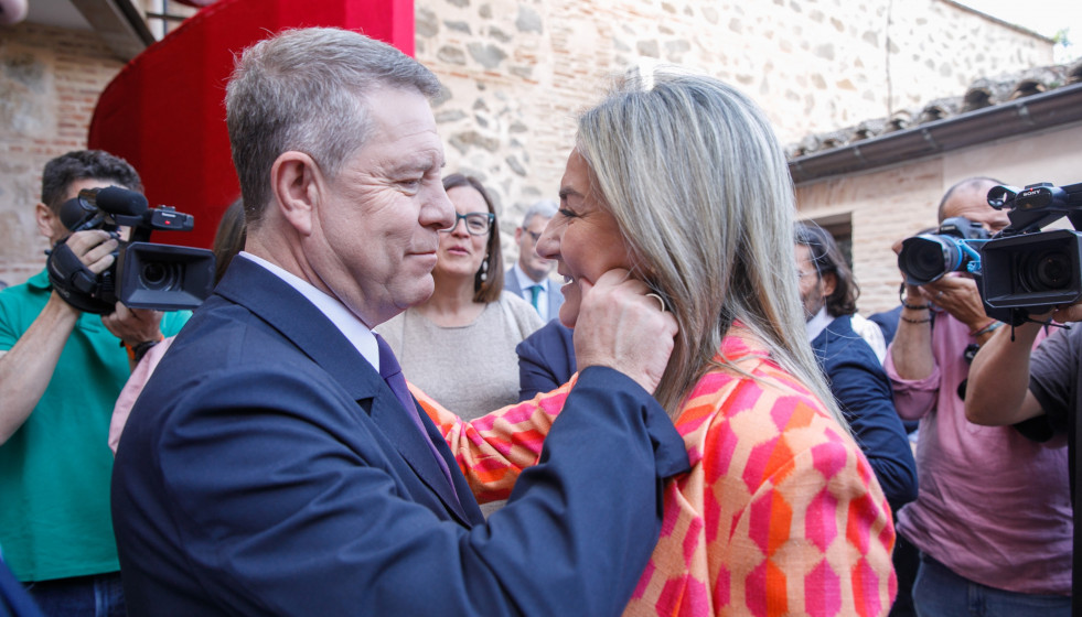 La ministra de Educación, Milagros Tolón, junto al presidente regional, Emiliano García-Page.Ca