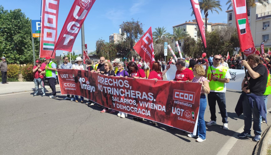 Cabecera de la manifestación por el Primero de Mayo convocada por CCOO y UGT en Mérida.