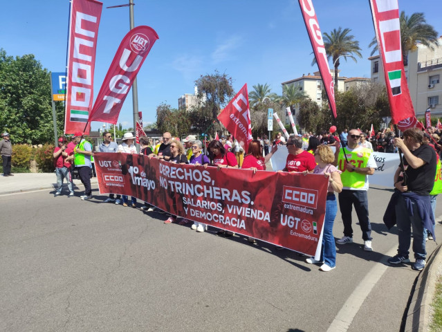 Cabecera de la manifestación por el Primero de Mayo convocada por CCOO y UGT en Mérida.