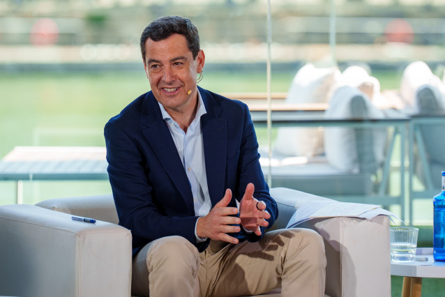 El presidente del PP de Andalucía y candidato a la reelección a la Junta, Juanma Moreno, participa en el acto electoral ‘Diálogo Estratégico. La Nueva Andalucía’. A 1 de mayo de 2026 en Sevilla, Andalucía (España). El presidente del PP de Andalucía y cand